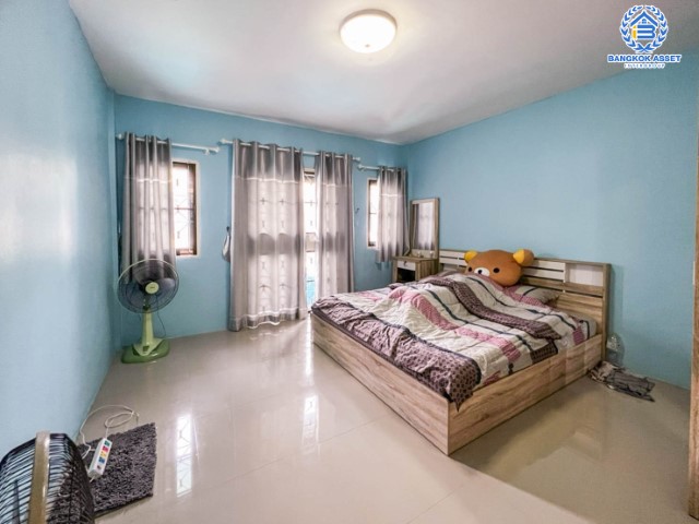 ทาวน์เฮ้าส์มือสองย่านนนทบุรี ม.ดิเอมเมอรัลด์พาร์ค2 บางกรวย-ไทรน้อย บนเนื้อที่ 18 ตร.ว. ฟังก์ชัน 2 ห้องนอน 2 ห้องน้ำ 1 ที่จอดรถ บ้านพร้อมอยู่ ต่อเติมครบ ลงเสาเข็มในครัว เชื่อมต่อถ.ชัยพฤกษ์ ใกล้เซ็นทรัลเวสต์เกต เพียง15 นาทีถึงรถไฟฟ้าสายสีม่วง "สถานีบางพลู"...